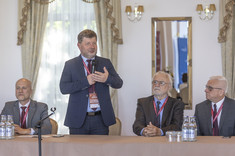 Wystąpienie prof. P. Koszelnika. Od lewej: prof. J. Sęp, prof. P. Koszelnik, prof. M. Szczerek, prof. PRz A. Marciniec,
