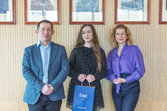 Stypendystka ministra nauki z dziekanką WZ prof. PRz B. Zatwarnicką-Madurą i prorektorem ds. studenckich i umiędzynarodowienia prof. PRz B. Millerem,