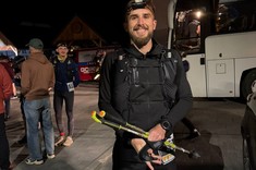 Zdjęcie z ultramaratonu Joga-Kora przedstawia zawodnika w nocy przed startem