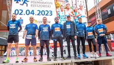 Zdjęcie przedstawia zawodników Klubu Biegacza PRz przed startem w biegu Pólmaraton rzeszowski