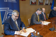 Porozumienie podpisują (od lewej) M. Ustobiński i prof. P. Koszelnik. Obok prof. J. Sęp i dr inż. K. Boryczko.