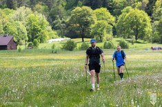 Zdjęcie z ultramaratonu Joga-Kora przedstawia biegnących zawodników 