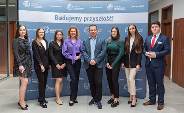 Stypendystki i stypendysta ministra nauki z dziekanką WZ prof. PRz B. Zatwarnicką-Madurą i prorektorem ds. studenckich i umiędzynarodowienia prof. PRz B. Millerem,