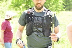 Zdjęcie z ultramaratonu Joga-Kora przedstawia zawodnika na tle przyrody